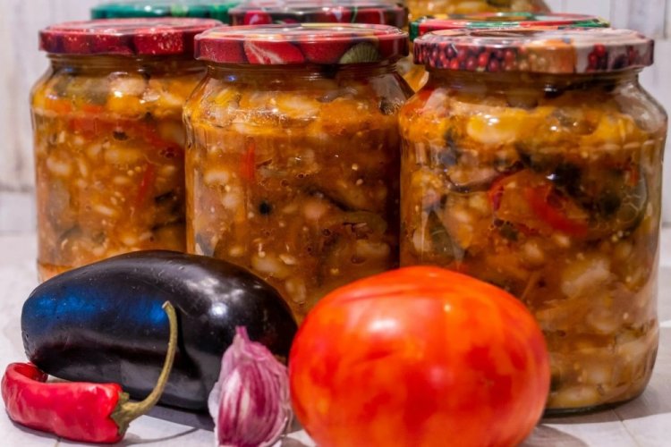 Auberginen mit Tomaten und Bohnen für den Winter