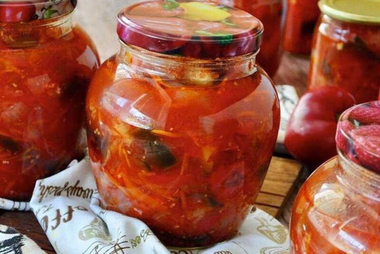 Auberginen mit Tomaten und Karotten für den Winter