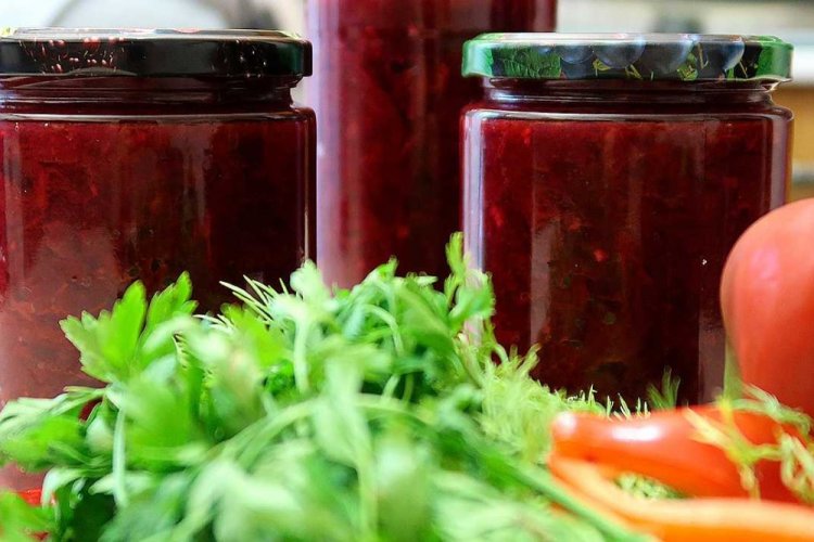 Ensalada «Paramonikha» con remolacha para el invierno