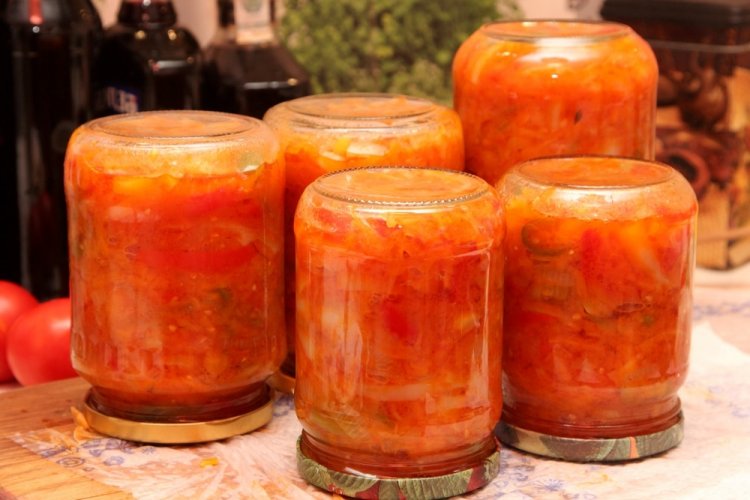 Ensalada «Paramonikha» con jugo de tomate para el invierno