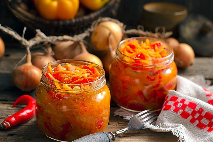 Ensalada «Paramonikha» con calabacín para el invierno