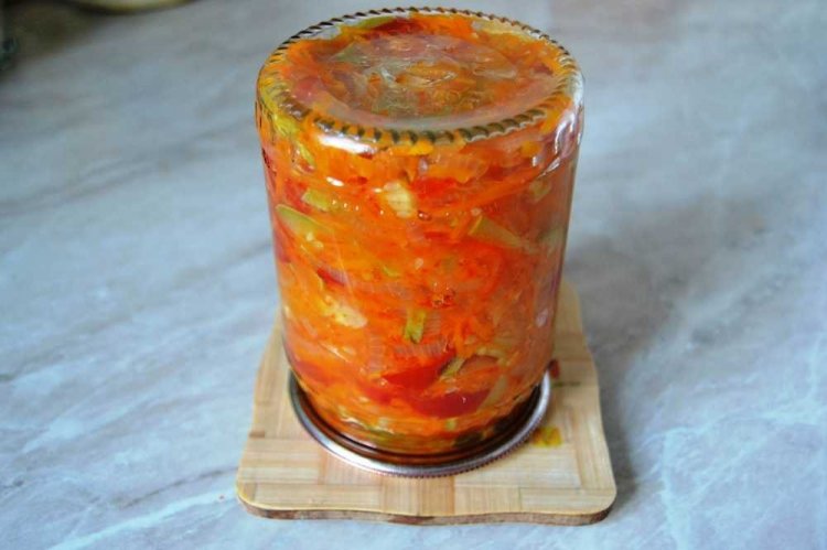 Ensalada «Paramonikha» con patisson para el invierno