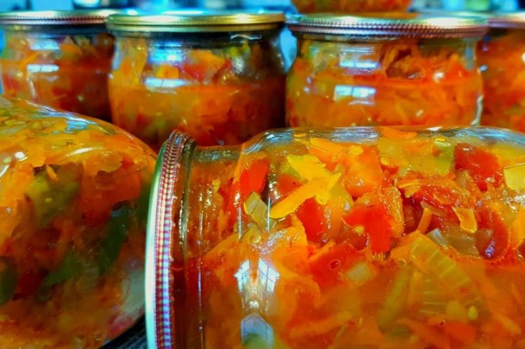 Ensalada «Paramonikha» con perejil para el invierno