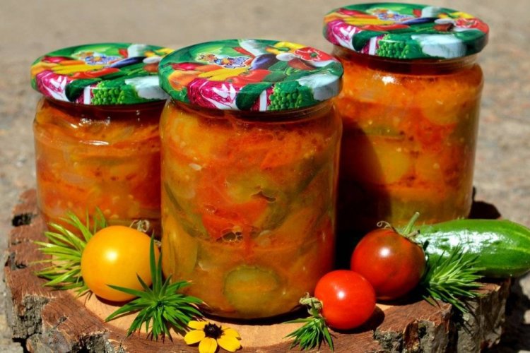 Ensalada «Paramonikha» con pepinos para el invierno