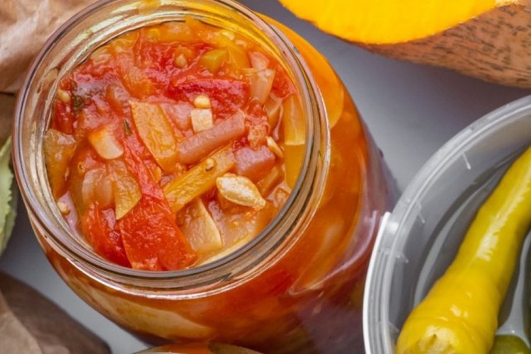 Ensalada «Paramonikha» sin zanahorias para el invierno