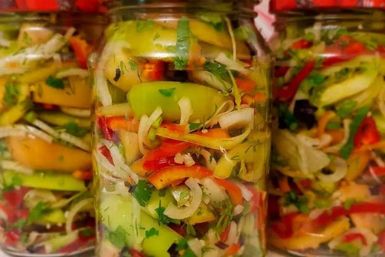Ensalada de cazador con tomates verdes para el invierno