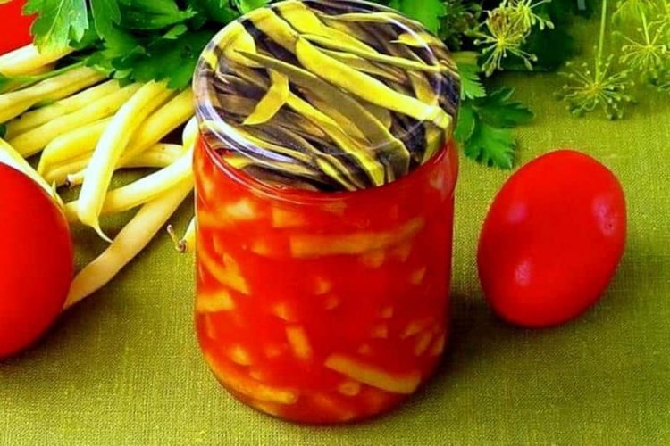 Grüne Bohnen in Tomate für den Winter