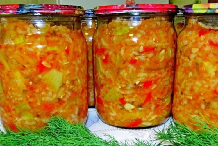 Zucchini mit Reis und Paprika für den Winter