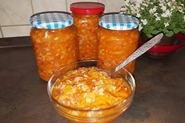 Zucchini mit Reis und Kohl für den Winter