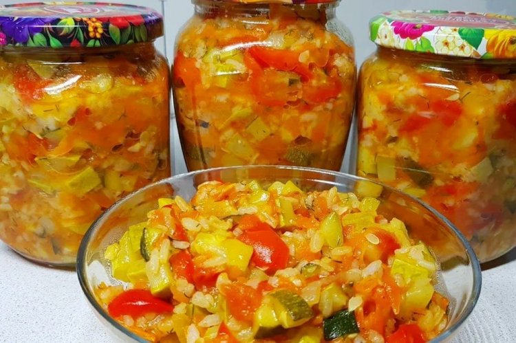 Zucchini mit Reis in Tomatensaft