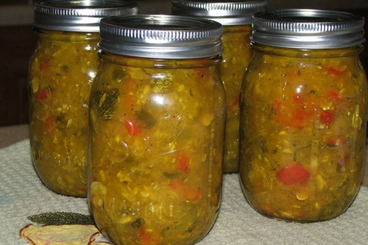 Zucchini mit Reis und Pilzen für den Winter