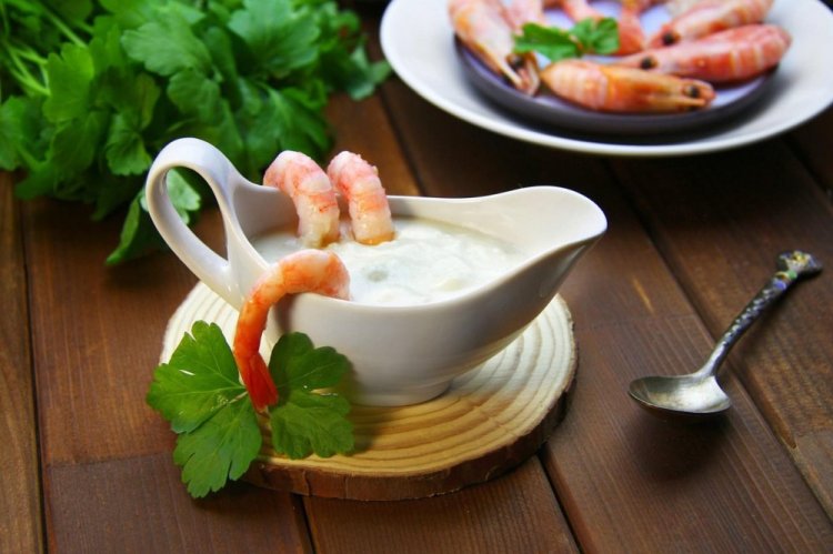 Cremige Weißweinsauce für Garnelen