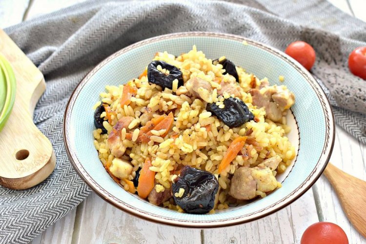 Plov mit Truthahn und Pflaumen über dem Lagerfeuer
