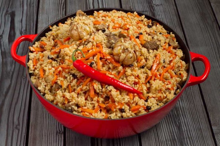 Fleisch-Plov über dem Lagerfeuer im Kasan