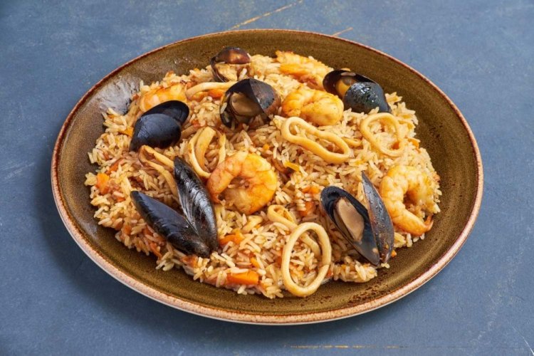 Plov mit Meeresfrüchten über dem Lagerfeuer