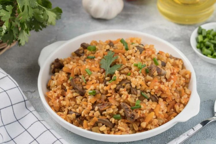 Bulgur-Plov mit Hühnerherzen über dem Lagerfeuer