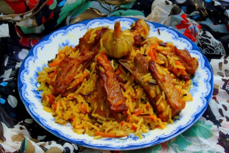Plov mit Schweinerippchen im Kasan