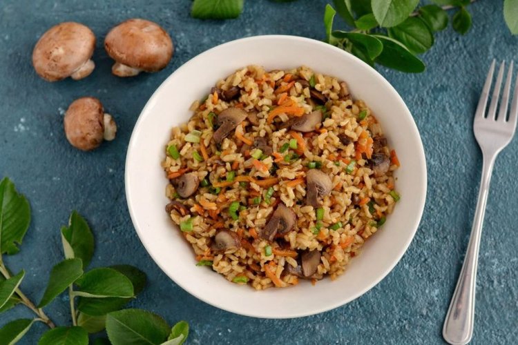 Plov mit Champignons über dem Lagerfeuer