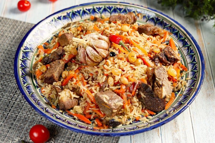 Usbekischer Plov mit Linsen und Lammfleisch über dem Lagerfeuer