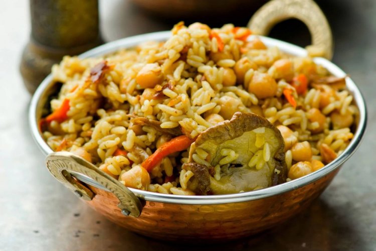 Vegetarischer Plov über dem Lagerfeuer