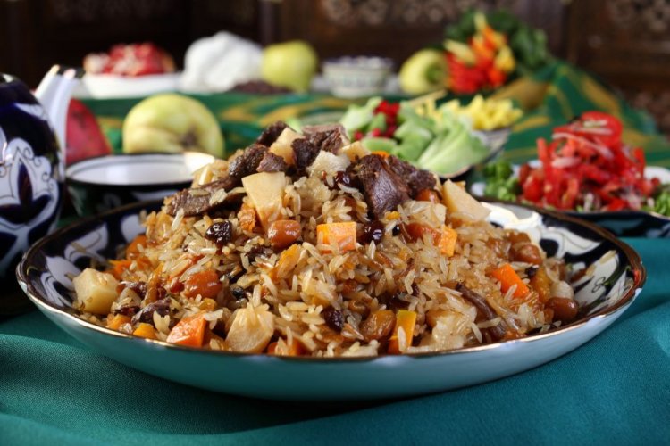 Lamm-Plov mit Äpfeln und Rosinen im Kasan
