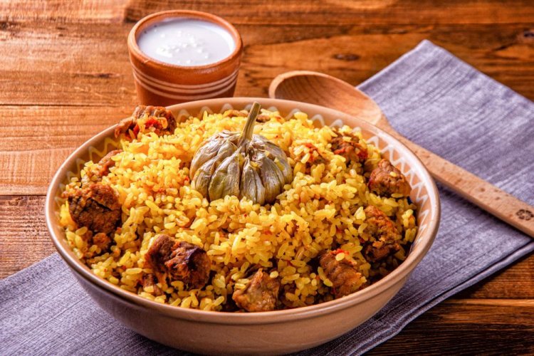 Schweine-Plov mit Kurkuma im Kasan