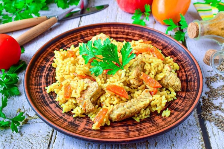 Plov mit Truthahn und Tomaten über dem Lagerfeuer
