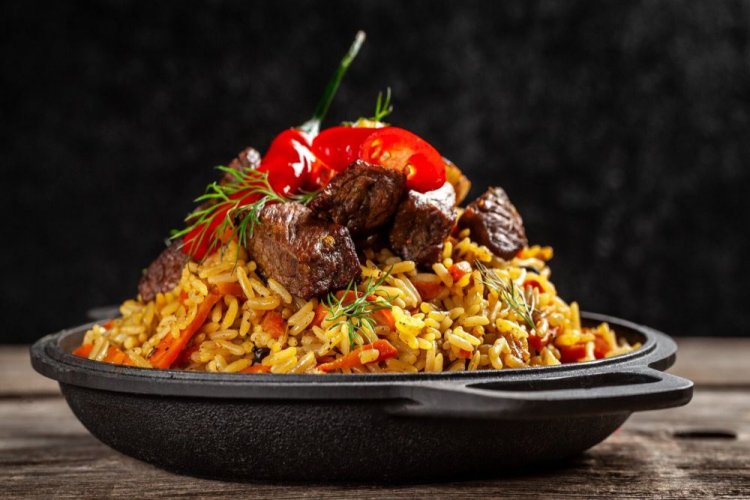 Rindfleisch-Plov auf Pilzbrühe