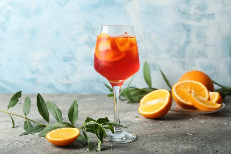 Cóctel con Aperol, zumo de naranja y agua mineral
