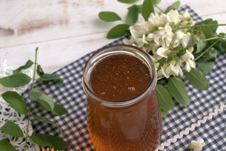 Akazienmarmelade mit Rosenblättern