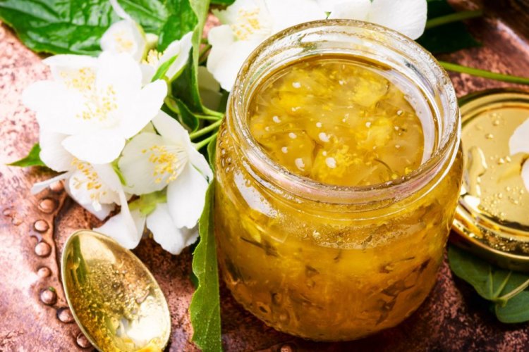 Akazienmarmelade mit Blüten
