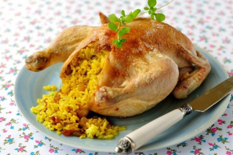 Grillhähnchen mit Reis- und Rosinenfüllung