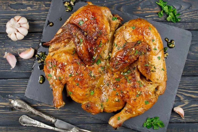 Grillhähnchen mit Knoblauch-Zitronen-Marinade auf dem Rost im Ofen