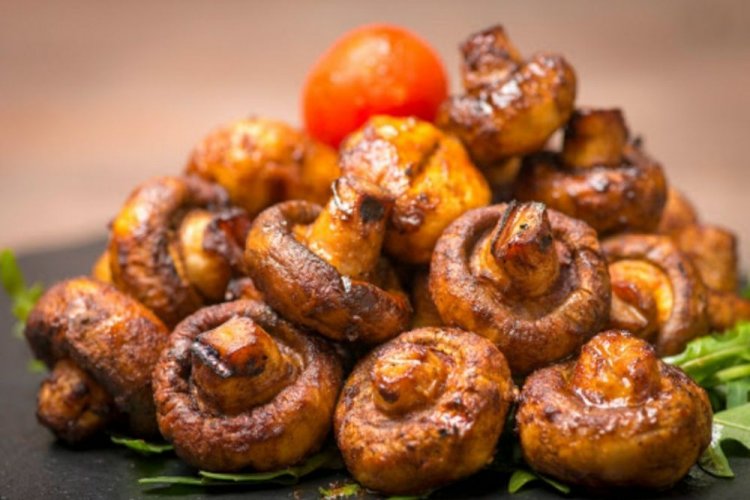 Champignons in Adschika, vom Grill gebacken