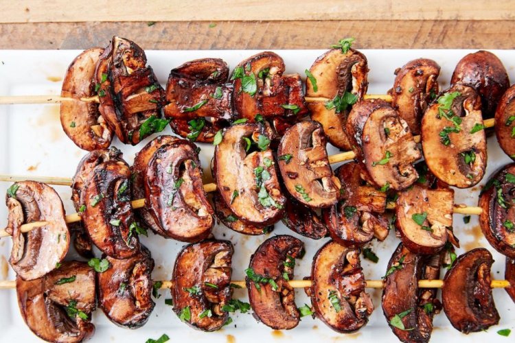 Champignons vom Grill, mariniert mit Weißwein und Zitronensaft