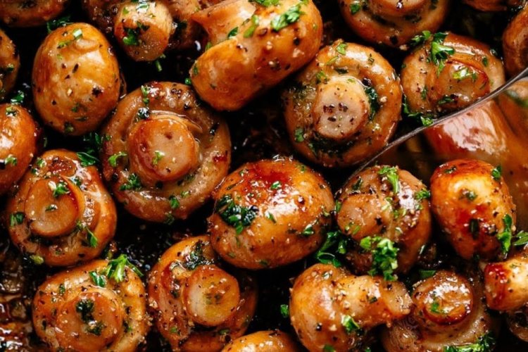 Champignons vom Grill, mariniert in Honig-Bier-Sauce