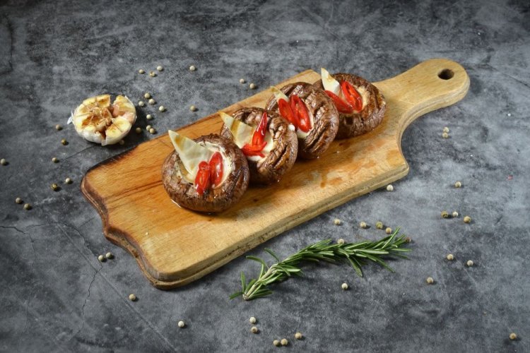 Champignonhüte mit Mozzarella und scharfer Paprika vom Grill
