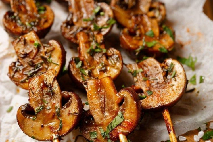 Champignons mit Knoblauch und Kräutern vom Grill