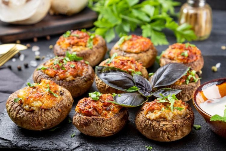Champignonhüte, gefüllt mit Käse und Speck vom Grill