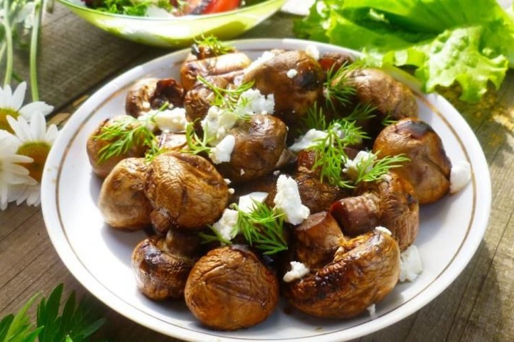Champignons mit Knoblauch und Sojasauce vom Grill