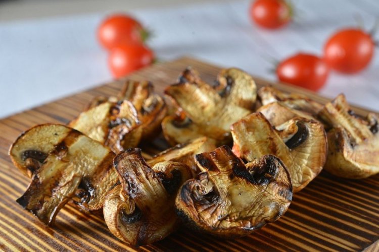 Champignons vom Grill mit Knoblauch und Zitronensaft