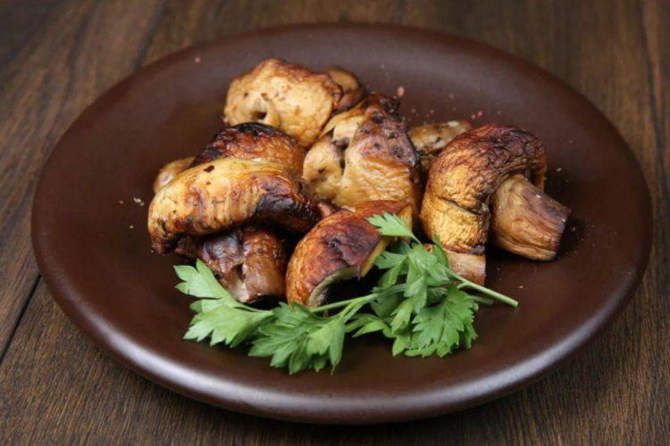 Champignons vom Grill mit Essig und Knoblauch