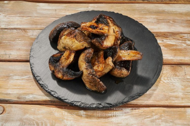 Champignons mit Mayonnaise vom Grill