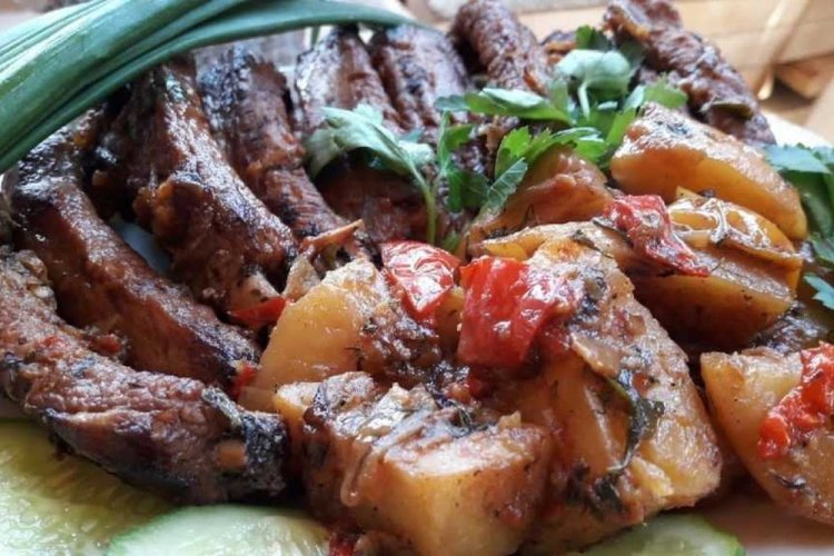 Costillas con verduras en olla afgana