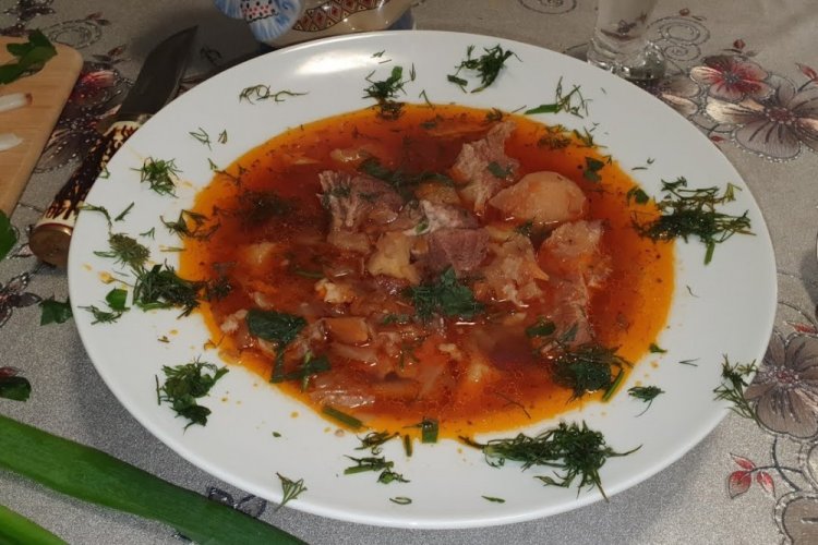 Borsch en olla afgana