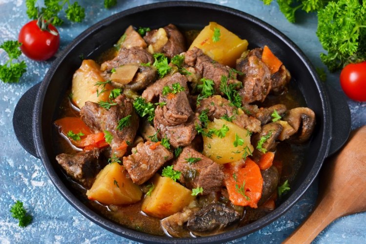 Patatas con champiñones en olla afgana