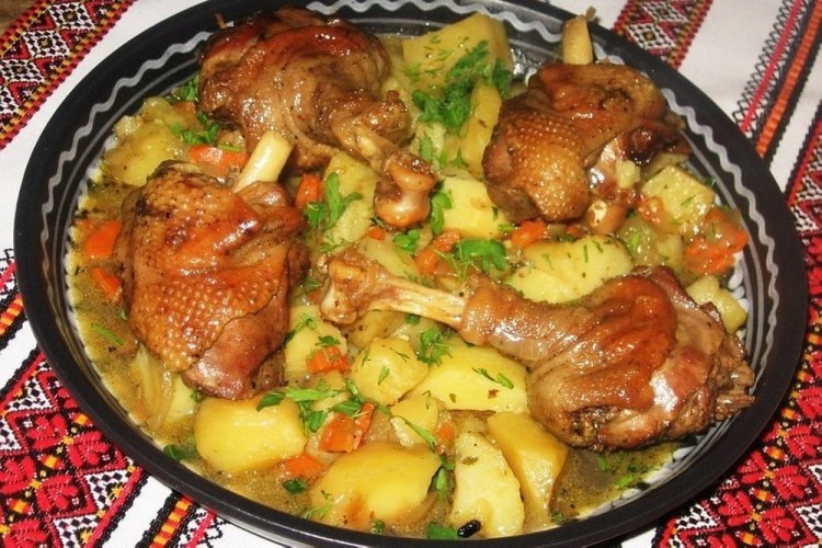 Pato con patatas y albaricoques secos en olla afgana