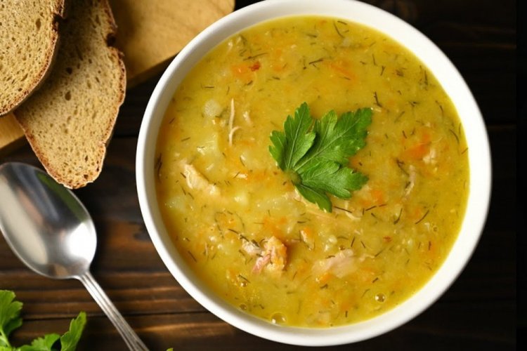 Sopa de guisantes con ahumados en olla afgana
