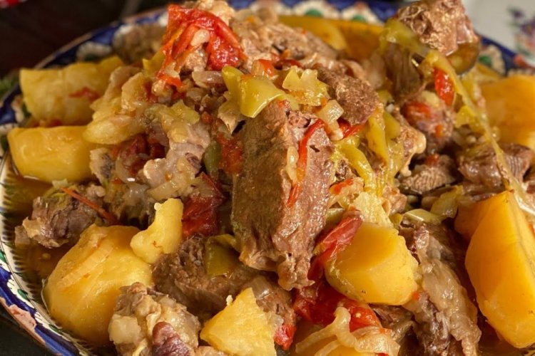 Patatas con carne en olla afgana