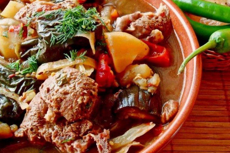 Cordero con berenjenas en cerveza en olla afgana